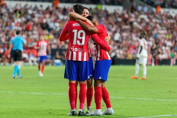 Madrid, İspanya - 28 Ağustos 2023: Madrid 'de oynanan Rayo Vallecano ve Atletico de Madrid ligi maçı. Ligin üçüncü günü. Futbol maçı. İspanyol futbolcular.