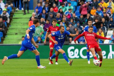 Madrid, İspanya - 17 Eylül 2023: Madrid 'de Getafe F.C ve Osasuna arasında oynanan lig maçı. Yağmurda futbol maçı. Osasuna oyuncuları. Kaçak göçmen bürosu. oyuncular
