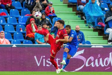 Madrid, İspanya - 17 Eylül 2023: Madrid 'de Getafe F.C ve Osasuna arasında oynanan lig maçı. Yağmurda futbol maçı. Osasuna oyuncuları. Kaçak göçmen bürosu. oyuncular