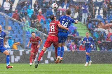 Madrid, İspanya - 17 Eylül 2023: Madrid 'de Getafe F.C ve Osasuna arasında oynanan lig maçı. Yağmurda futbol maçı. Osasuna oyuncuları. Kaçak göçmen bürosu. oyuncular