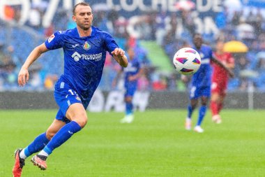 Madrid, İspanya - 17 Eylül 2023: Madrid 'de Getafe F.C ve Osasuna arasında oynanan lig maçı. Yağmurda futbol maçı. Osasuna oyuncuları. Kaçak göçmen bürosu. oyuncular