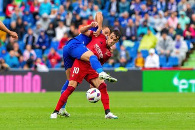 Madrid, İspanya - 17 Eylül 2023: Madrid 'de Getafe F.C ve Osasuna arasında oynanan lig maçı. Yağmurda futbol maçı. Osasuna oyuncuları. Kaçak göçmen bürosu. oyuncular