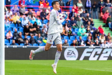 Madrid, İspanya - 17 Eylül 2023: Madrid 'de Getafe F.C ve Osasuna arasında oynanan lig maçı. Yağmurda futbol maçı. Osasuna oyuncuları. Kaçak göçmen bürosu. oyuncular