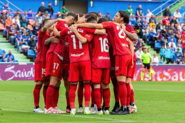 Madrid, İspanya - 17 Eylül 2023: Madrid 'de Getafe F.C ve Osasuna arasında oynanan lig maçı. Yağmurda futbol maçı. Osasuna oyuncuları. Kaçak göçmen bürosu. oyuncular
