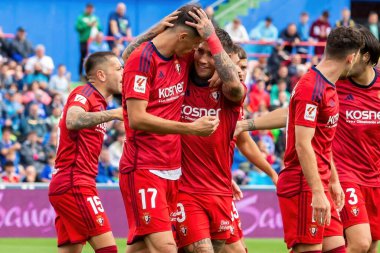 Madrid, İspanya - 17 Eylül 2023: Madrid 'de Getafe F.C ve Osasuna arasında oynanan lig maçı. Yağmurda futbol maçı. Osasuna oyuncuları. Kaçak göçmen bürosu. oyuncular
