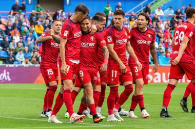Madrid, İspanya - 17 Eylül 2023: Madrid 'de Getafe F.C ve Osasuna arasında oynanan lig maçı. Yağmurda futbol maçı. Osasuna oyuncuları. Kaçak göçmen bürosu. oyuncular