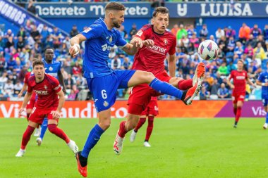 Madrid, İspanya - 17 Eylül 2023: Madrid 'de Getafe F.C ve Osasuna arasında oynanan lig maçı. Yağmurda futbol maçı. Osasuna oyuncuları. Kaçak göçmen bürosu. oyuncular