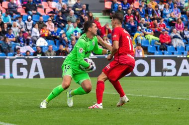 Madrid, İspanya - 17 Eylül 2023: Madrid 'de Getafe F.C ve Osasuna arasında oynanan lig maçı. Yağmurda futbol maçı. Osasuna oyuncuları. Kaçak göçmen bürosu. oyuncular