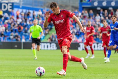 Madrid, İspanya - 17 Eylül 2023: Madrid 'de Getafe F.C ve Osasuna arasında oynanan lig maçı. Yağmurda futbol maçı. Osasuna oyuncuları. Kaçak göçmen bürosu. oyuncular