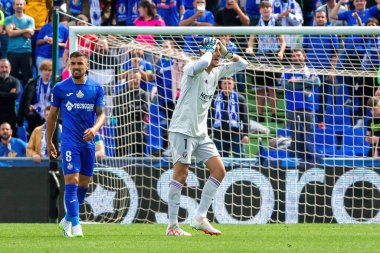 Madrid, İspanya - 17 Eylül 2023: Madrid 'de Getafe F.C ve Osasuna arasında oynanan lig maçı. Yağmurda futbol maçı. Osasuna oyuncuları. Kaçak göçmen bürosu. oyuncular