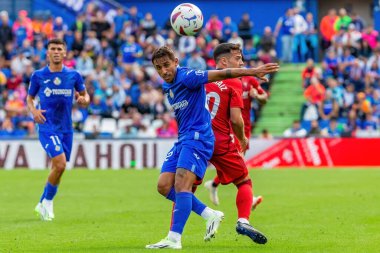 Madrid, İspanya - 17 Eylül 2023: Madrid 'de Getafe F.C ve Osasuna arasında oynanan lig maçı. Yağmurda futbol maçı. Osasuna oyuncuları. Kaçak göçmen bürosu. oyuncular