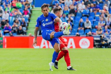 Madrid, İspanya - 17 Eylül 2023: Madrid 'de Getafe F.C ve Osasuna arasında oynanan lig maçı. Yağmurda futbol maçı. Osasuna oyuncuları. Kaçak göçmen bürosu. oyuncular