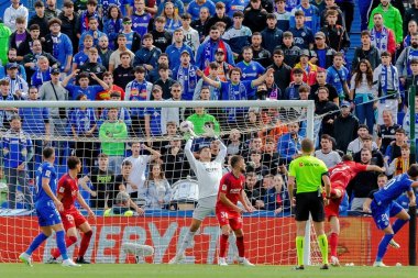 Madrid, İspanya - 17 Eylül 2023: Madrid 'de Getafe F.C ve Osasuna arasında oynanan lig maçı. Yağmurda futbol maçı. Osasuna oyuncuları. Kaçak göçmen bürosu. oyuncular