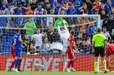 Madrid, İspanya - 17 Eylül 2023: Madrid 'de Getafe F.C ve Osasuna arasında oynanan lig maçı. Yağmurda futbol maçı. Osasuna oyuncuları. Kaçak göçmen bürosu. oyuncular