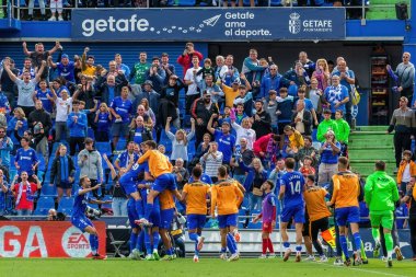 Madrid, İspanya - 17 Eylül 2023: Madrid 'de Getafe F.C ve Osasuna arasında oynanan lig maçı. Yağmurda futbol maçı. Osasuna oyuncuları. Kaçak göçmen bürosu. oyuncular