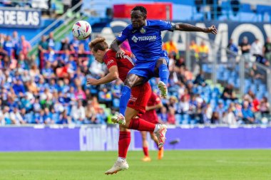 Madrid, İspanya - 17 Eylül 2023: Madrid 'de Getafe F.C ve Osasuna arasında oynanan lig maçı. Yağmurda futbol maçı. Osasuna oyuncuları. Kaçak göçmen bürosu. oyuncular