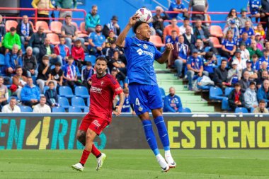Madrid, İspanya - 17 Eylül 2023: Madrid 'de Getafe F.C ve Osasuna arasında oynanan lig maçı. Yağmurda futbol maçı. Osasuna oyuncuları. Kaçak göçmen bürosu. oyuncular