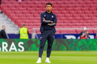 Madrid, İspanya - 24 Eylül 2023: Atletico de Madrid ile Real Madrid arasındaki lig maçı. Jude Bellingham topu aldı. Futbolcular. Atletico de Madrid için zafer.