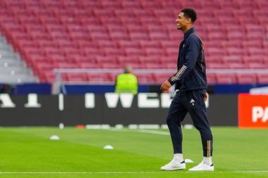 Madrid, İspanya - 24 Eylül 2023: Atletico de Madrid ile Real Madrid arasındaki lig maçı. Jude Bellingham topu aldı. Futbolcular. Atletico de Madrid için zafer.