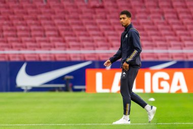 Madrid, İspanya - 24 Eylül 2023: Atletico de Madrid ile Real Madrid arasındaki lig maçı. Jude Bellingham topu aldı. Futbolcular. Atletico de Madrid için zafer.