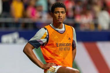 Madrid, İspanya - 24 Eylül 2023: Atletico de Madrid ile Real Madrid arasındaki lig maçı. Jude Bellingham topu aldı. Futbolcular. Atletico de Madrid için zafer.