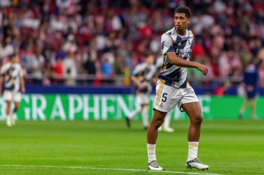 Madrid, İspanya - 24 Eylül 2023: Atletico de Madrid ile Real Madrid arasındaki lig maçı. Jude Bellingham topu aldı. Futbolcular. Atletico de Madrid için zafer.