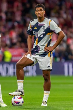 Madrid, İspanya - 24 Eylül 2023: Atletico de Madrid ile Real Madrid arasındaki lig maçı. Jude Bellingham topu aldı. Futbolcular. Atletico de Madrid için zafer.