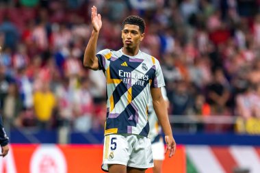 Madrid, İspanya - 24 Eylül 2023: Atletico de Madrid ile Real Madrid arasındaki lig maçı. Jude Bellingham topu aldı. Futbolcular. Atletico de Madrid için zafer.
