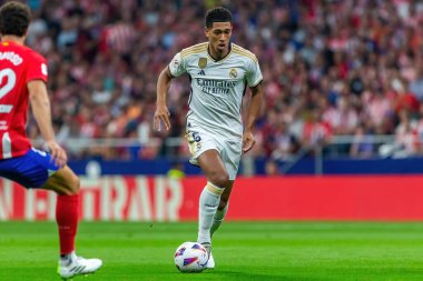 Madrid, İspanya - 24 Eylül 2023: Atletico de Madrid ile Real Madrid arasındaki lig maçı. Jude Bellingham topu aldı. Futbolcular. Atletico de Madrid için zafer.