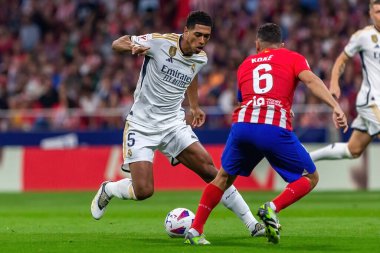 Madrid, İspanya - 24 Eylül 2023: Atletico de Madrid ile Real Madrid arasındaki lig maçı. Jude Bellingham topu aldı. Futbolcular. Atletico de Madrid için zafer.