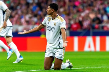 Madrid, İspanya - 24 Eylül 2023: Atletico de Madrid ile Real Madrid arasındaki lig maçı. Jude Bellingham topu aldı. Futbolcular. Atletico de Madrid için zafer.