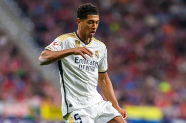 Madrid, İspanya - 24 Eylül 2023: Atletico de Madrid ile Real Madrid arasındaki lig maçı. Jude Bellingham topu aldı. Futbolcular. Atletico de Madrid için zafer.