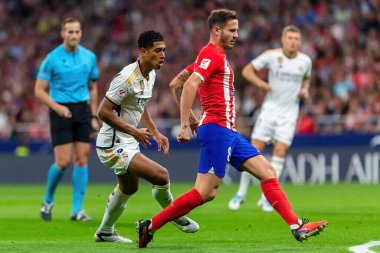 Madrid, İspanya - 24 Eylül 2023: Atletico de Madrid ile Real Madrid arasındaki lig maçı. Jude Bellingham topu aldı. Futbolcular. Atletico de Madrid için zafer.