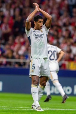 Madrid, İspanya - 24 Eylül 2023: Atletico de Madrid ile Real Madrid arasındaki lig maçı. Jude Bellingham topu aldı. Futbolcular. Atletico de Madrid için zafer.