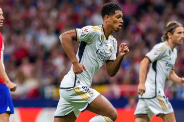 Madrid, İspanya - 24 Eylül 2023: Atletico de Madrid ile Real Madrid arasındaki lig maçı. Jude Bellingham topu aldı. Futbolcular. Atletico de Madrid için zafer.