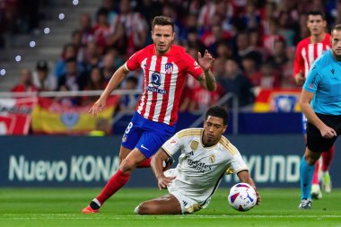 Madrid, İspanya - 24 Eylül 2023: Atletico de Madrid ile Real Madrid arasındaki lig maçı. Jude Bellingham topu aldı. Futbolcular. Atletico de Madrid için zafer.