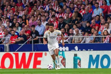 Madrid, İspanya - 24 Eylül 2023: Atletico de Madrid ile Real Madrid arasındaki lig maçı. Jude Bellingham topu aldı. Futbolcular. Atletico de Madrid için zafer.