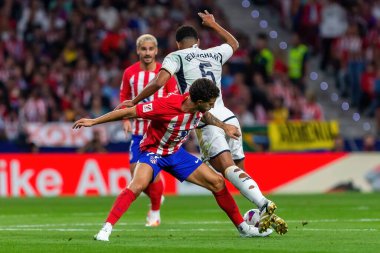 Madrid, İspanya - 24 Eylül 2023: Atletico de Madrid ile Real Madrid arasındaki lig maçı. Jude Bellingham topu aldı. Futbolcular. Atletico de Madrid için zafer.
