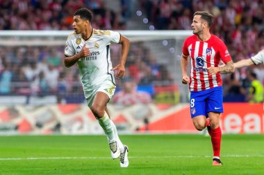 Madrid, İspanya - 24 Eylül 2023: Atletico de Madrid ile Real Madrid arasındaki lig maçı. Jude Bellingham topu aldı. Futbolcular. Atletico de Madrid için zafer.