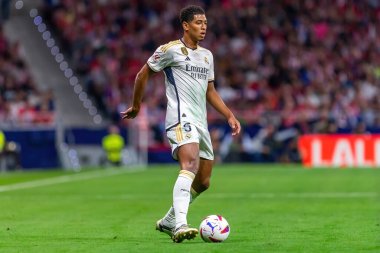 Madrid, İspanya - 24 Eylül 2023: Atletico de Madrid ile Real Madrid arasındaki lig maçı. Jude Bellingham topu aldı. Futbolcular. Atletico de Madrid için zafer.