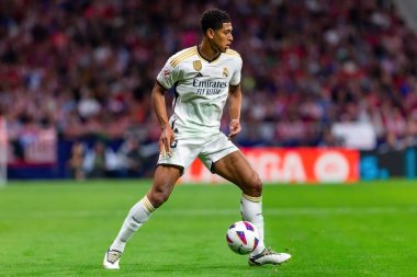Madrid, İspanya - 24 Eylül 2023: Atletico de Madrid ile Real Madrid arasındaki lig maçı. Jude Bellingham topu aldı. Futbolcular. Atletico de Madrid için zafer.