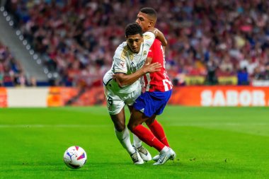 Madrid, İspanya - 24 Eylül 2023: Atletico de Madrid ile Real Madrid arasındaki lig maçı. Jude Bellingham topu aldı. Futbolcular. Atletico de Madrid için zafer.