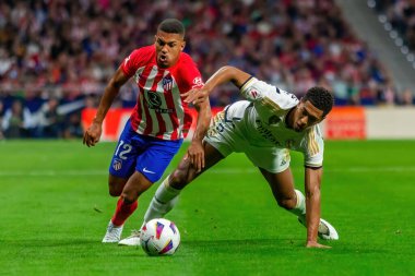 Madrid, İspanya - 24 Eylül 2023: Atletico de Madrid ile Real Madrid arasındaki lig maçı. Jude Bellingham topu aldı. Futbolcular. Atletico de Madrid için zafer.