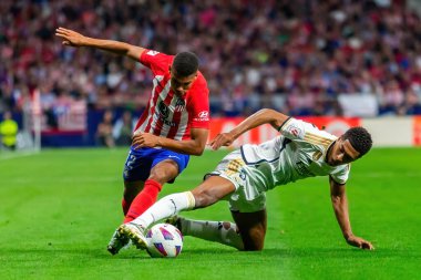 Madrid, İspanya - 24 Eylül 2023: Atletico de Madrid ile Real Madrid arasındaki lig maçı. Jude Bellingham topu aldı. Futbolcular. Atletico de Madrid için zafer.