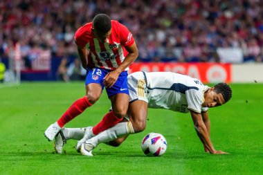 Madrid, İspanya - 24 Eylül 2023: Atletico de Madrid ile Real Madrid arasındaki lig maçı. Jude Bellingham topu aldı. Futbolcular. Atletico de Madrid için zafer.