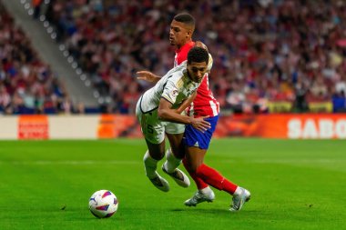 Madrid, İspanya - 24 Eylül 2023: Atletico de Madrid ile Real Madrid arasındaki lig maçı. Jude Bellingham topu aldı. Futbolcular. Atletico de Madrid için zafer.