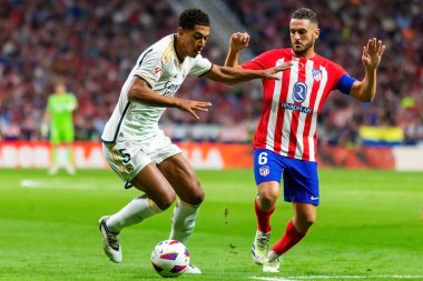 Madrid, İspanya - 24 Eylül 2023: Atletico de Madrid ile Real Madrid arasındaki lig maçı. Jude Bellingham topu aldı. Futbolcular. Atletico de Madrid için zafer.