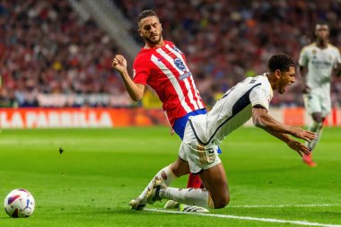 Madrid, İspanya - 24 Eylül 2023: Atletico de Madrid ile Real Madrid arasındaki lig maçı. Jude Bellingham topu aldı. Futbolcular. Atletico de Madrid için zafer.