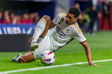 Madrid, İspanya - 24 Eylül 2023: Atletico de Madrid ile Real Madrid arasındaki lig maçı. Jude Bellingham topu aldı. Futbolcular. Atletico de Madrid için zafer.