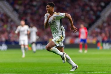 Madrid, İspanya - 24 Eylül 2023: Atletico de Madrid ile Real Madrid arasındaki lig maçı. Jude Bellingham topu aldı. Futbolcular. Atletico de Madrid için zafer.